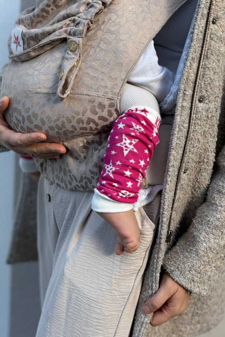 Tragestulpen Leo Stars Strawberry - KOKADI