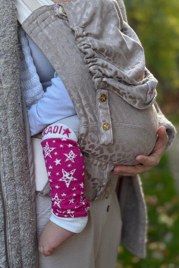 Tragestulpen Leo Stars Strawberry - KOKADI