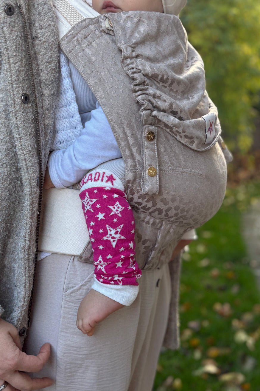 Tragestulpen Leo Stars Strawberry - KOKADI