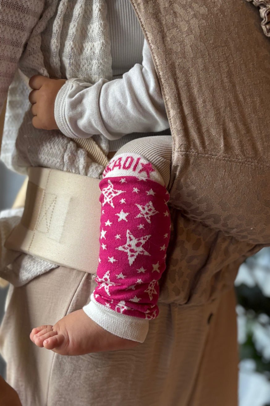 Tragestulpen Leo Stars Strawberry - KOKADI