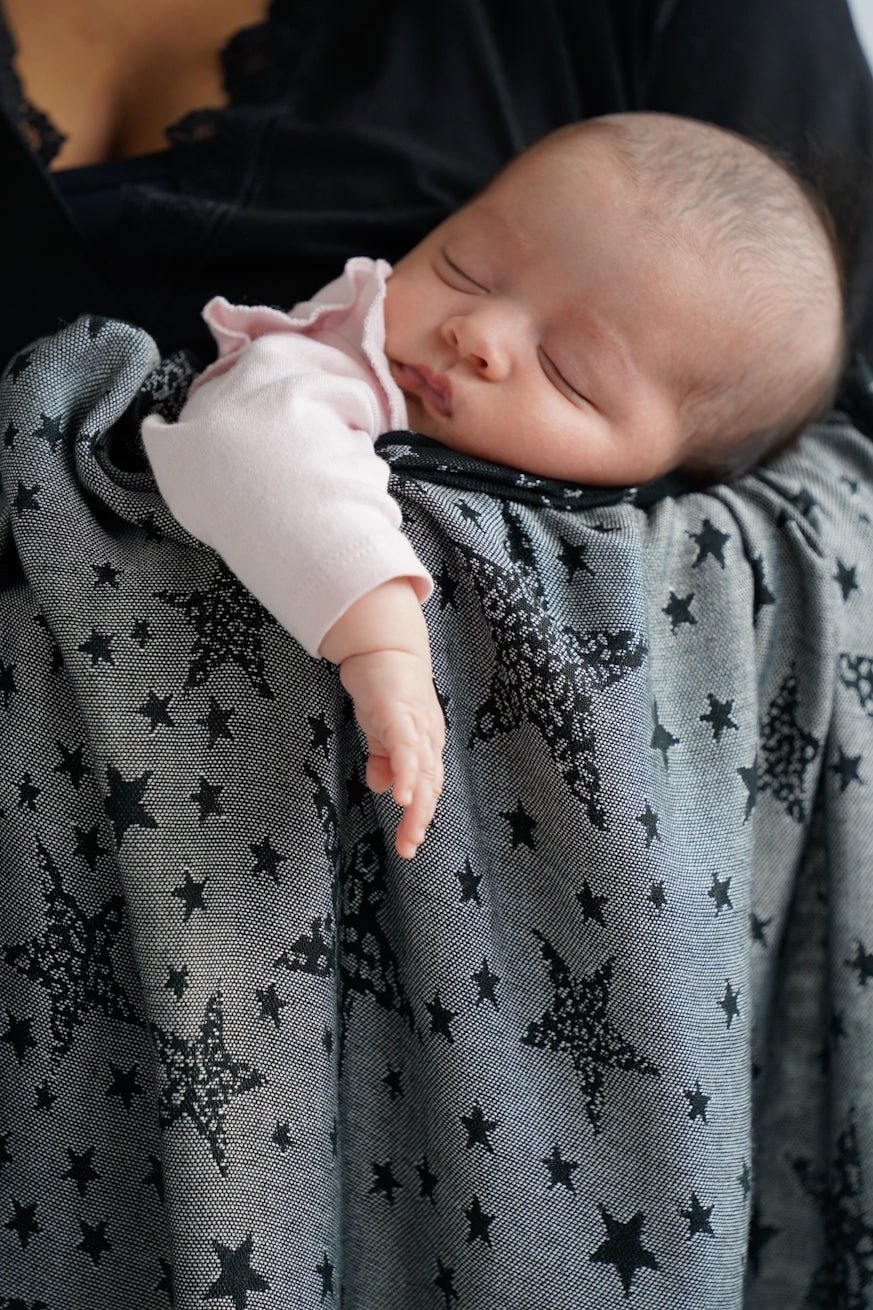 Knusetæppe Leo stjerner monokrom - KOKADI